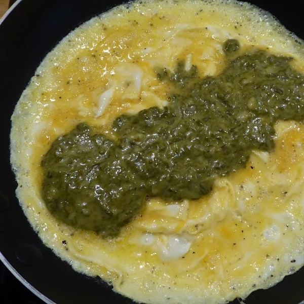 Omelette with purée of sorrel (L'omelette à la purée d'oseille)