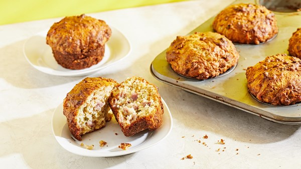 One-bowl cheesy jumbo muffins with prosciutto and chives