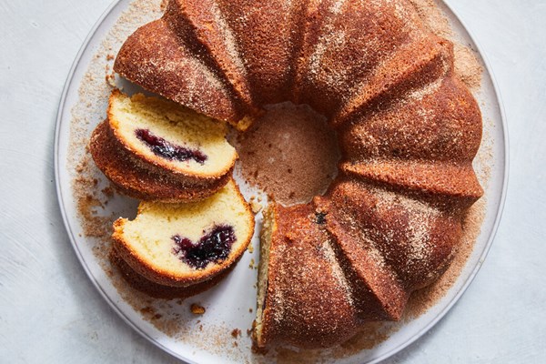 One-bowl jam doughnut cake