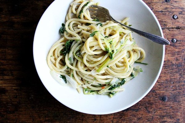 One-pan bucatini with leeks and lemon
