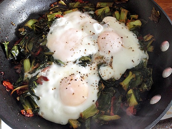 One-pan eggs, greens, bacon