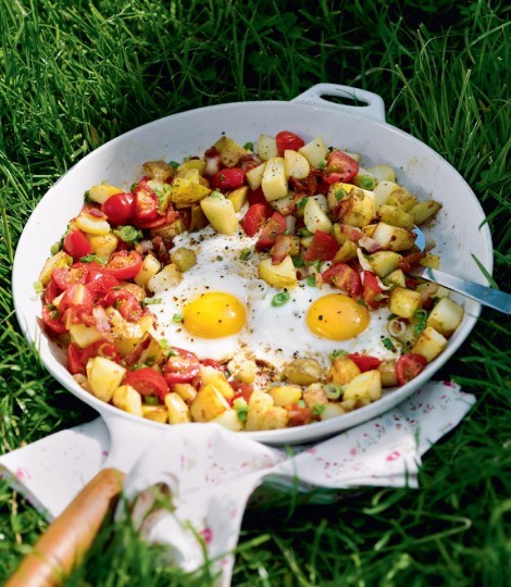 One-pan hash potatoes with bacon, tomato and egg