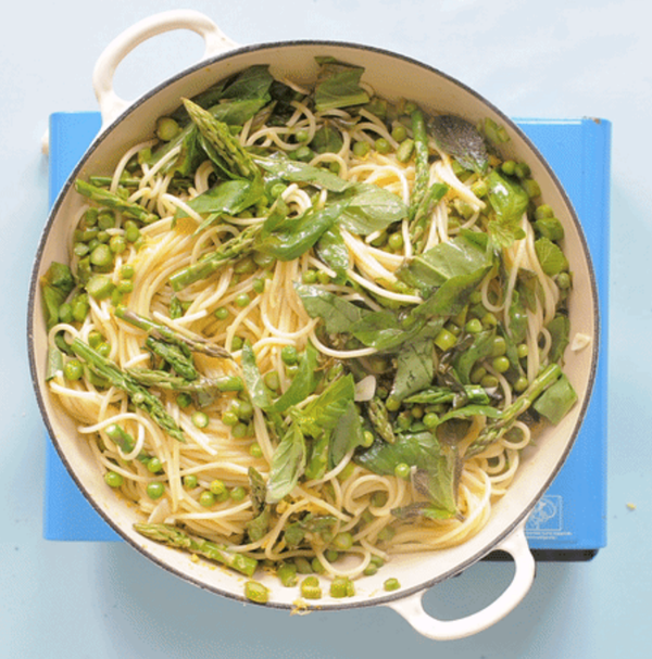 One-pan pea, lemon and asparagus pasta
