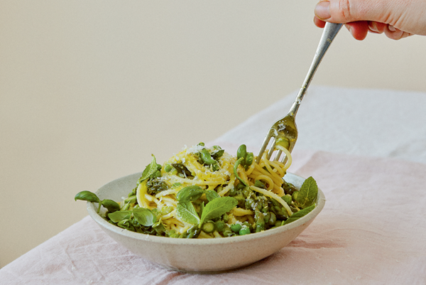 One-pan pea, lemon, and asparagus pasta 