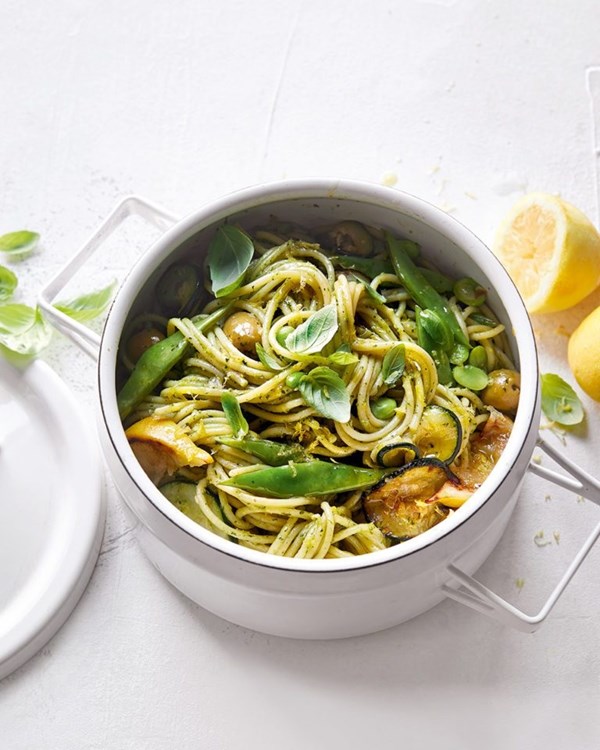 One-pan pesto spaghetti with lemon and courgettes 