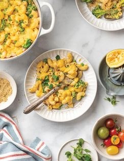 One-pot broccoli hummus mac n' cheeze