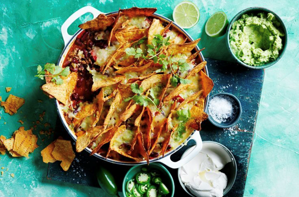 One-pot cheesy nachos with chilli con carne