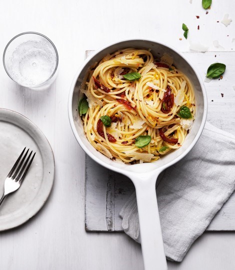 One-pot garlic, sun-dried tomato and pecorino pasta