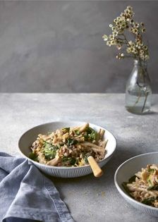 One-pot goat's cheese, spinach and walnut pasta