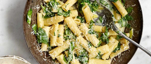 One-pot pasta with goat's cheese and spinach
