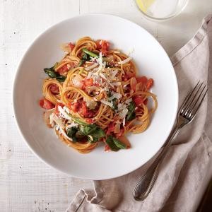 One-pot pasta with spinach and tomatoes