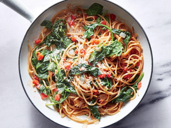 One-pot pasta with spinach and tomatoes