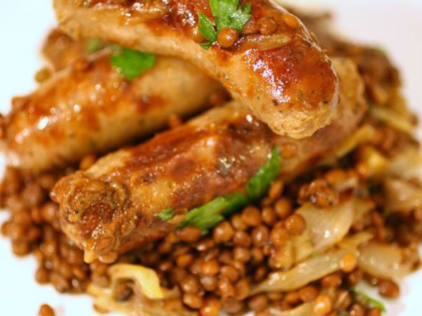One-pot sausages and lentils with sweet roasted shallots