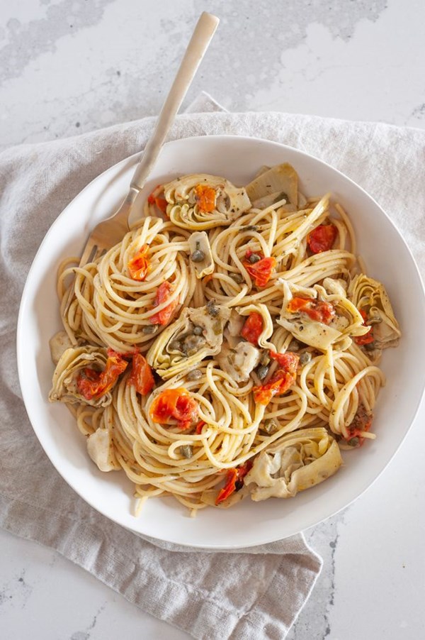 One-pot spaghetti with tomatoes, artichokes, and capers