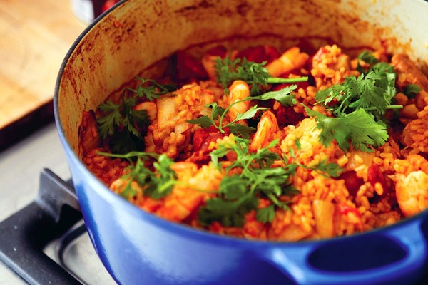 One-pot spicy rice with chicken and prawns 
