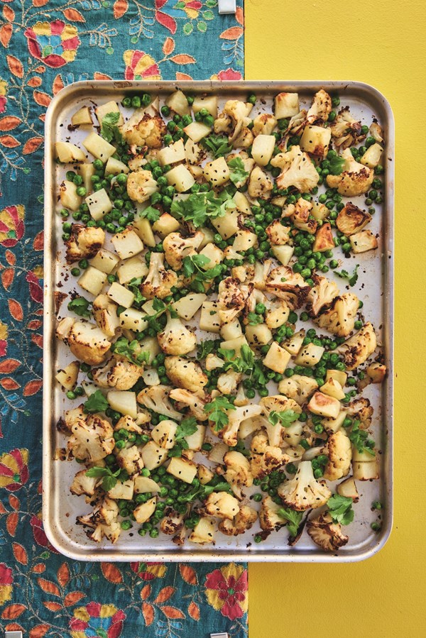 One-tin spiced cauliflower & potato curry with peas (Chechki)