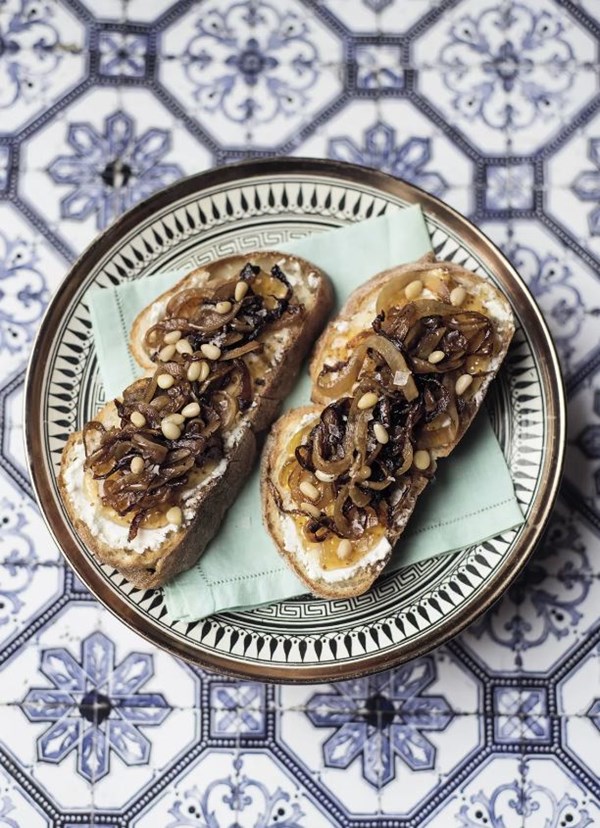 Onion + fig tartines