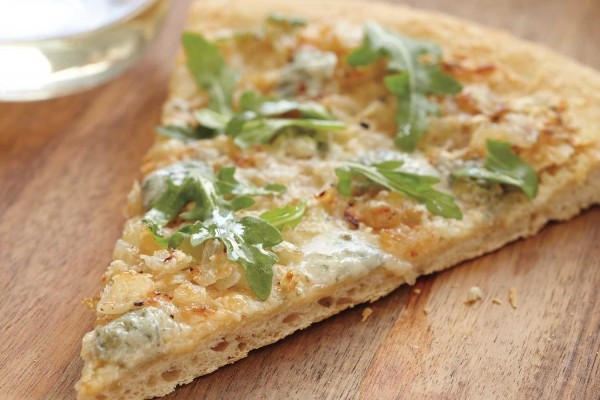 Onion & Gorgonzola cheese pizza with arugula