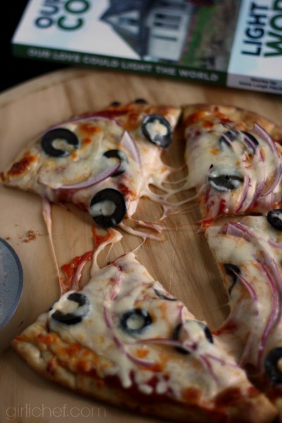 Onion and black olive naan pizza