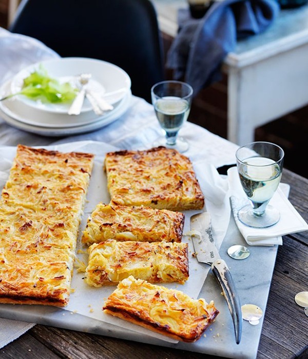 Onion and sour cream thin-baked slice (Zwiebelkuchen)