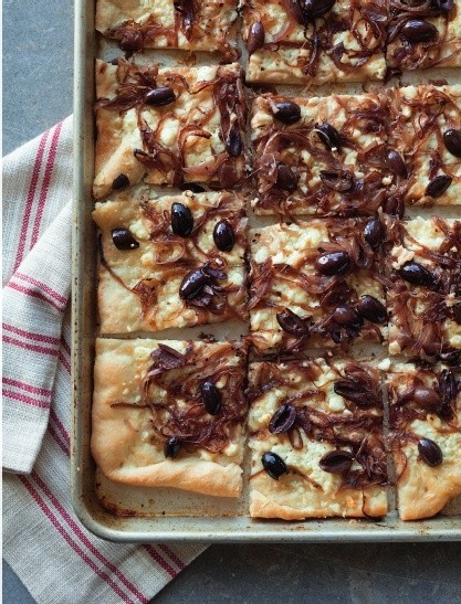 Onion, olive & feta pizza