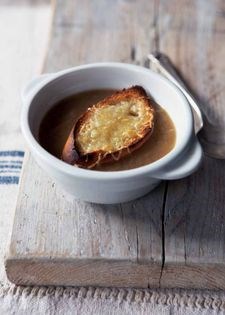 Onion soup with Comté cheese (Soupe à l'oignon gratinée au Comté)