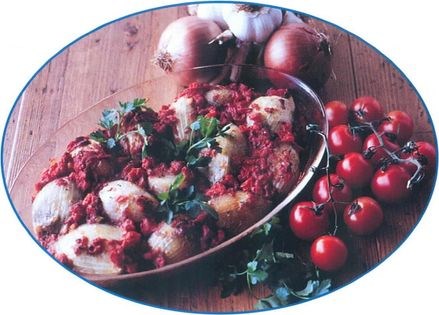 Onions stuffed with ground meat and pine nuts (Kremydodolmades)