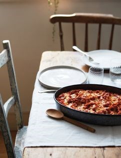 Oozy tuna and apple pasta bake