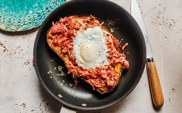 Open cheese, ham and egg toastie (Casse-croûte)