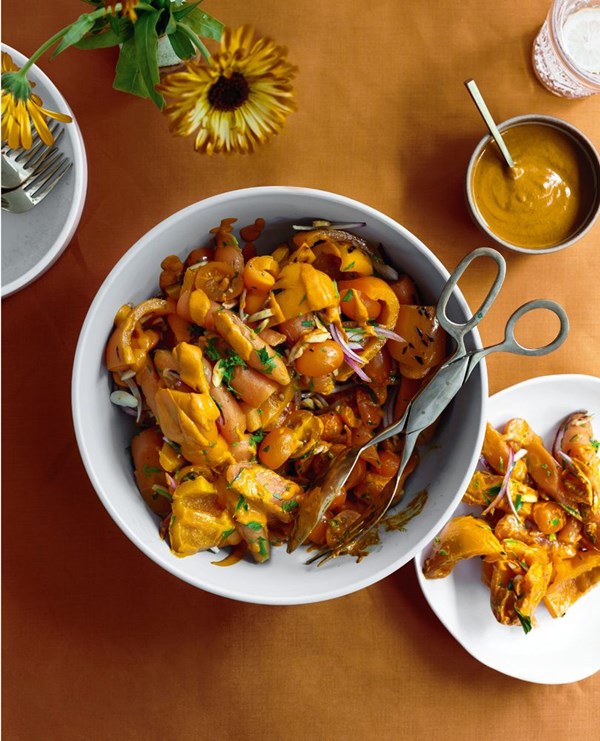 Orange / Karaka: carrot & grilled capsicum salad with goji dressing