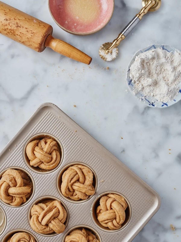 Orange and anise knots