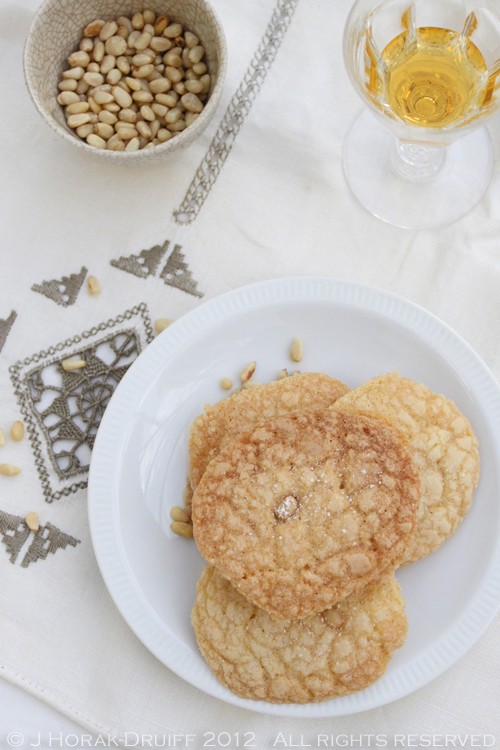 Orange and pine nut cookies