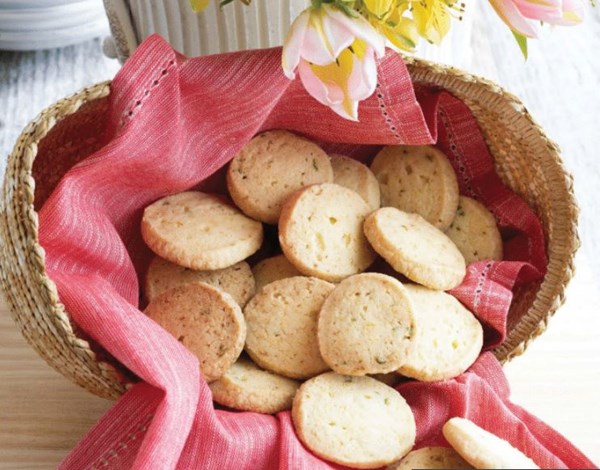 Orange and sage scented shortbread biscuits (Frollini al profumo di arancia e salvia)