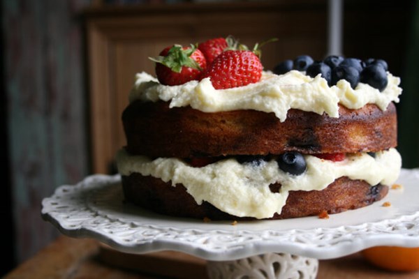 Orange, berry and yoghurt cake
