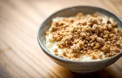 Orange marmalade with cheesecake and amaretti crumble