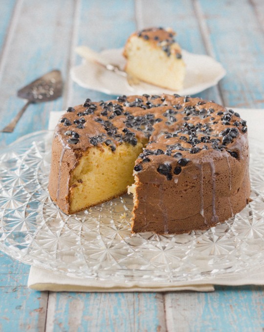 Orange sponge cake with currants and Earl-Grey infused condensed milk glaze