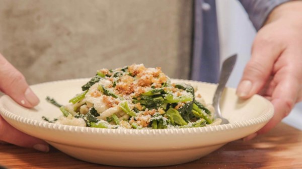 Orecchiette with bitter greens (Orecchiette alle cime di rapa)