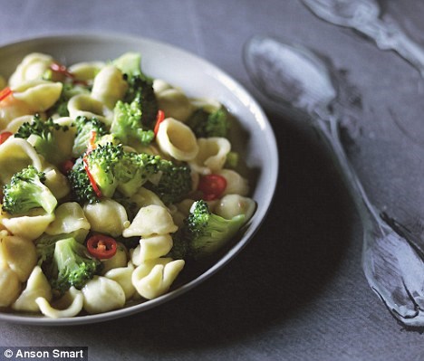 Orecchiette with broccoli and anchovies (Orecchiette al broccoli)