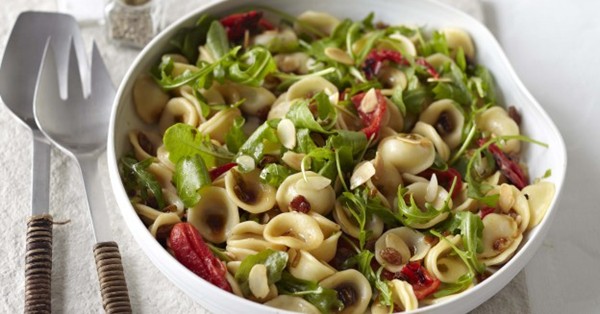 Orecchiette with peppers, raisins and almonds