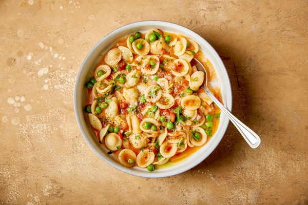 Orecchiette with tomatoes, peas and pancetta (Pasta e piselli)