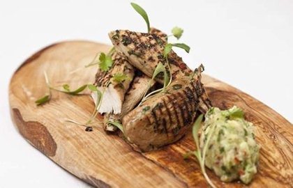 Oriental-style chicken with guacamole