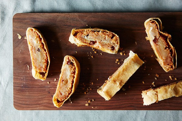 Original Viennese apple strudel (Apfelstrudel)