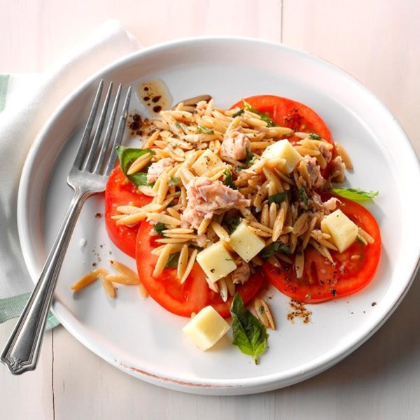 Orzo-tuna salad with tomatoes
