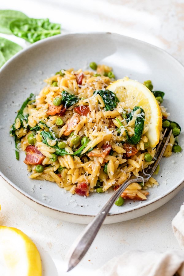 Orzo with bacon, leeks, peas, spinach and lemon