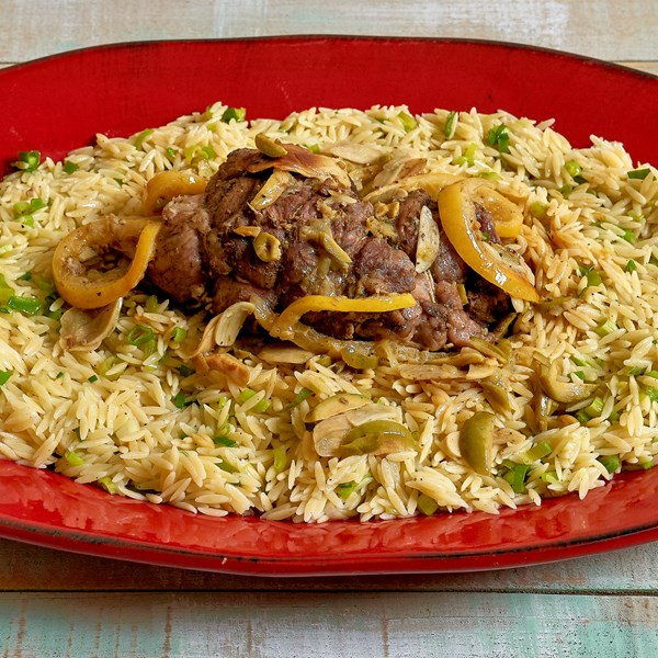 Orzo with green onions (Orzo me frésko kremmydákia)