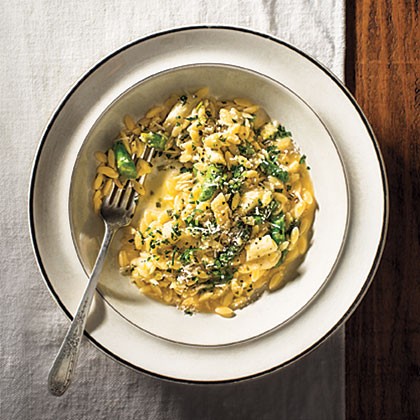 Orzotto with green and white asparagus