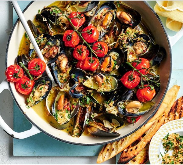 Ouzo, saffron and garlic mussels