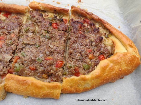 Oval flat breads with minced/ground meat and vegetables (Kiymali pide)