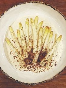 Oven asparagus with cashew cream