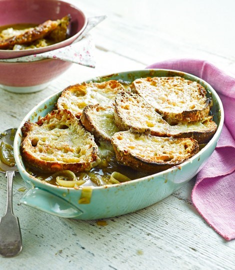 Oven-baked French onion soup with Gruyère toasts